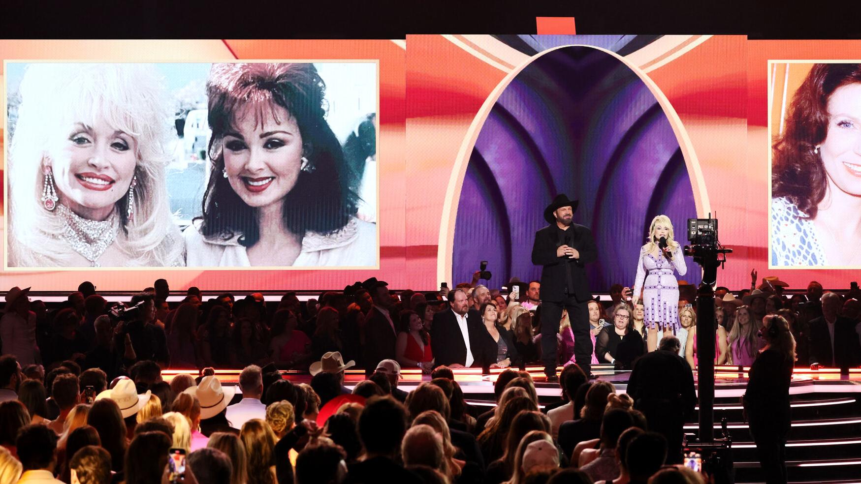 Dolly Parton pays emotional tribute to Loretta Lynn and Naomi Judd at 2023 ACM Awards